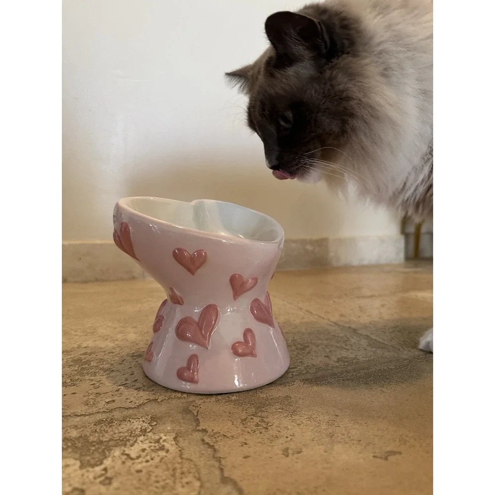 petal & Pearl Elevate Ceramic Cat Feather‎ Pink Embossed Hearts